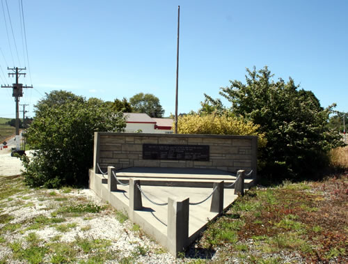 Waimahaka memorial